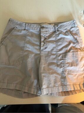 Women’s Light Gray Cargo Shorts with Utility Pockets